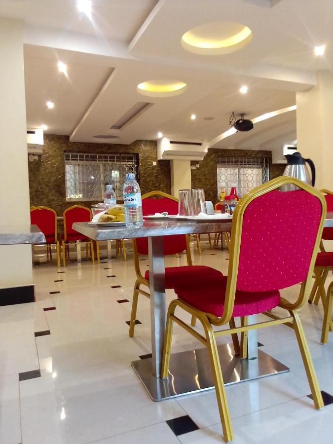 Royal Park Hotel Джинджа Екстериор снимка