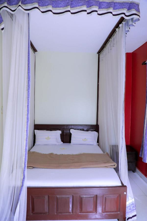 Royal Park Hotel Джинджа Екстериор снимка
